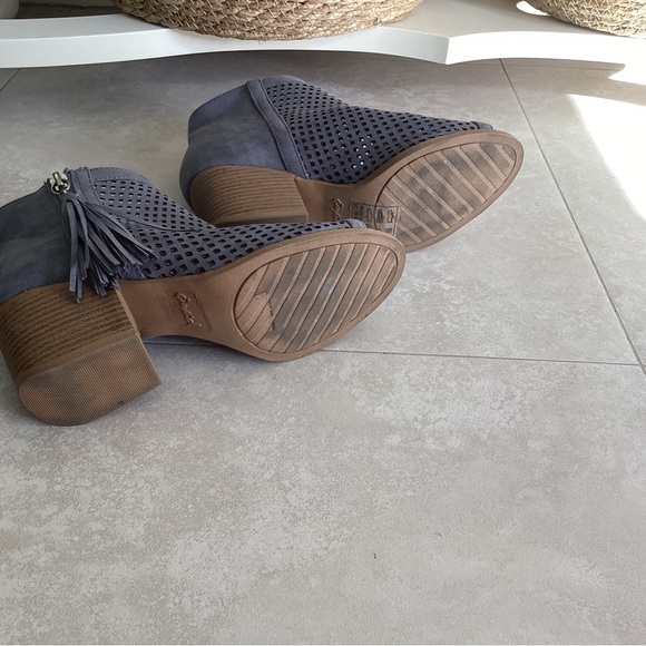 Qupid Core 18 peep toe tassel booties EUC - Picture 4 of 6